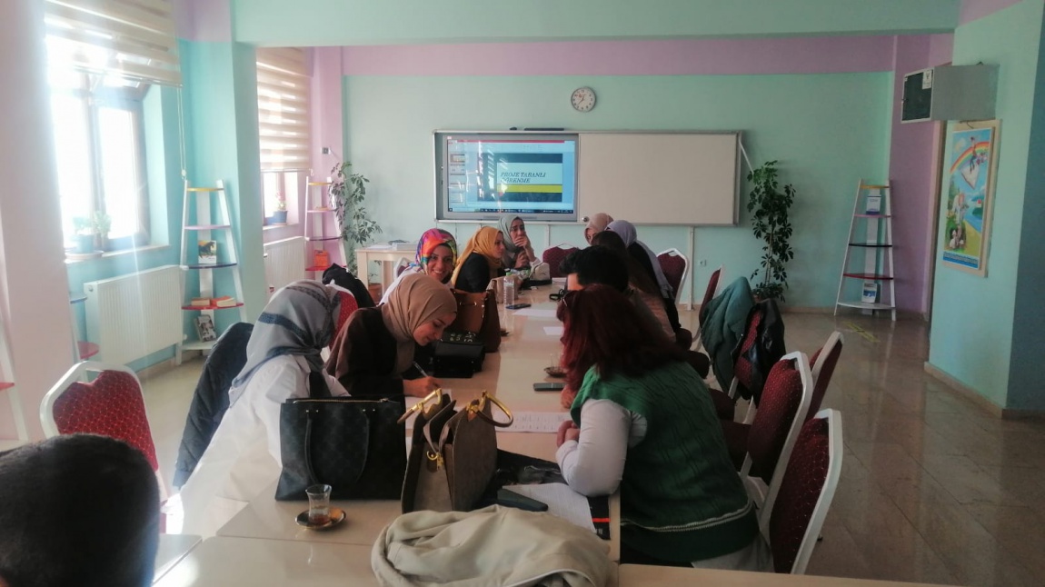 Okulumuz Öğretmenlerine Yönelik  Okul Temelli Mesleki Gelişim kapsamında Proje Tabanlı Öğrenme ve  proje yazım konusunda  seminer yapıldı.